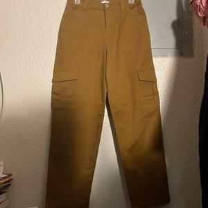 Hardly worn! Cute brown cargo pants! I suggest to air dry!